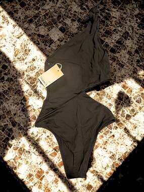 Vitamin A | 295USD MSRP | NWT One-Piece Cutout Swimsuit | Shoulder Tie Strap |
